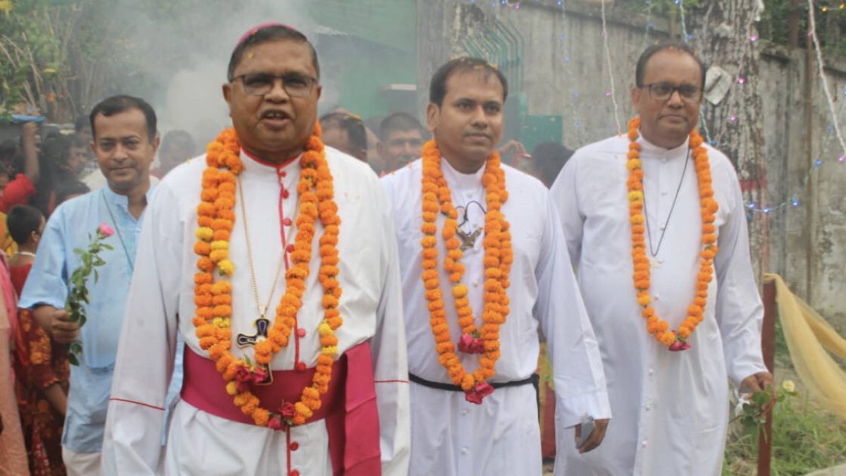 El padre Biswas, de 36 años, es hijo de un electricista y una ama de casa. Gracias los sacerdotes javerianos italianos pudo estudiar para llegar a ser sacerdote (Biswas, en el centro de la imagen).