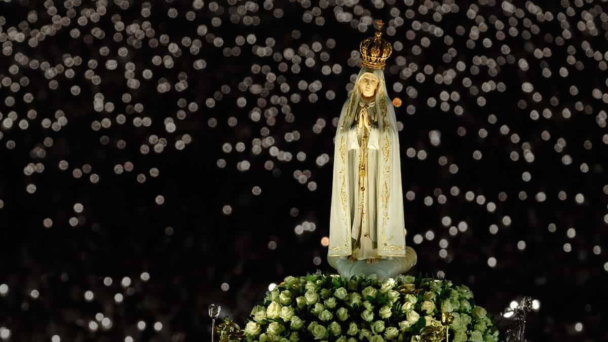 Procesión de la Virgen en Fátima, donde recibió un impulso fundamental la devoción al Inmaculado Corazón, plasmada en la devoción, tan olvidada, de los cinco primeros sábados de mes.