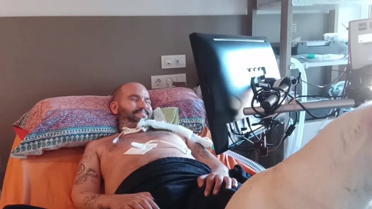 Jordi Sabaté, enfermo de ELA, en uno de los vídeos que hace para transmitir amor por la vida asumiendo las circunstancias que ésta nos presenta.