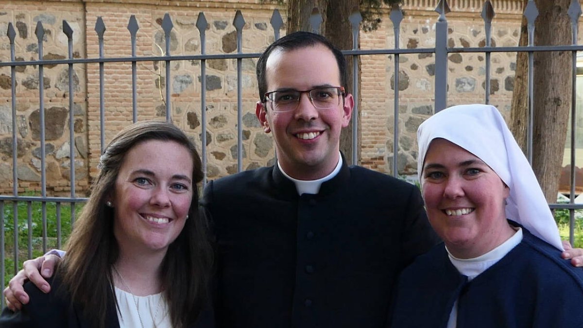 Los hermanos Mora han entregado su vida a Dios desde tres vocaciones distintas. Algo que se iba a ir gestando desde su propia infancia (en la foto, de izquierda a derecha: Ana, Javier y María).
