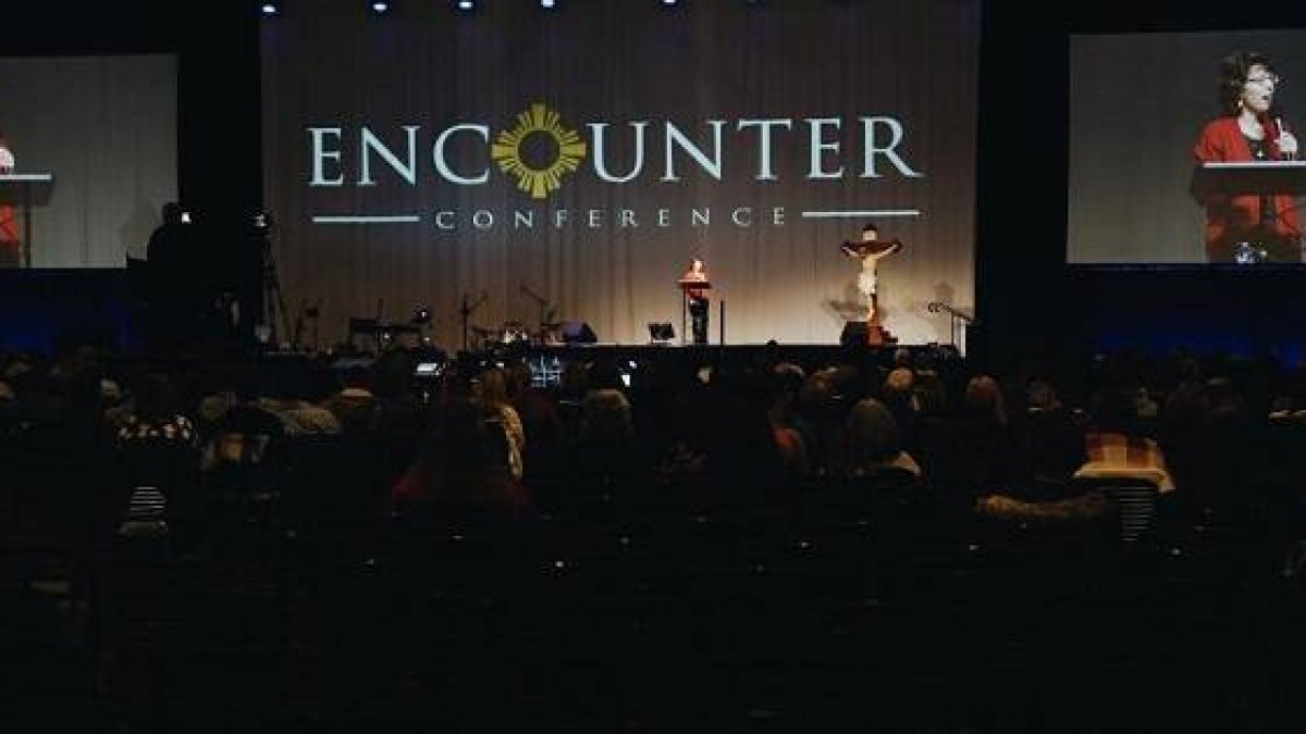 La teóloga Mary Healy en uno de los congresos de evangelización de Encounter Ministries