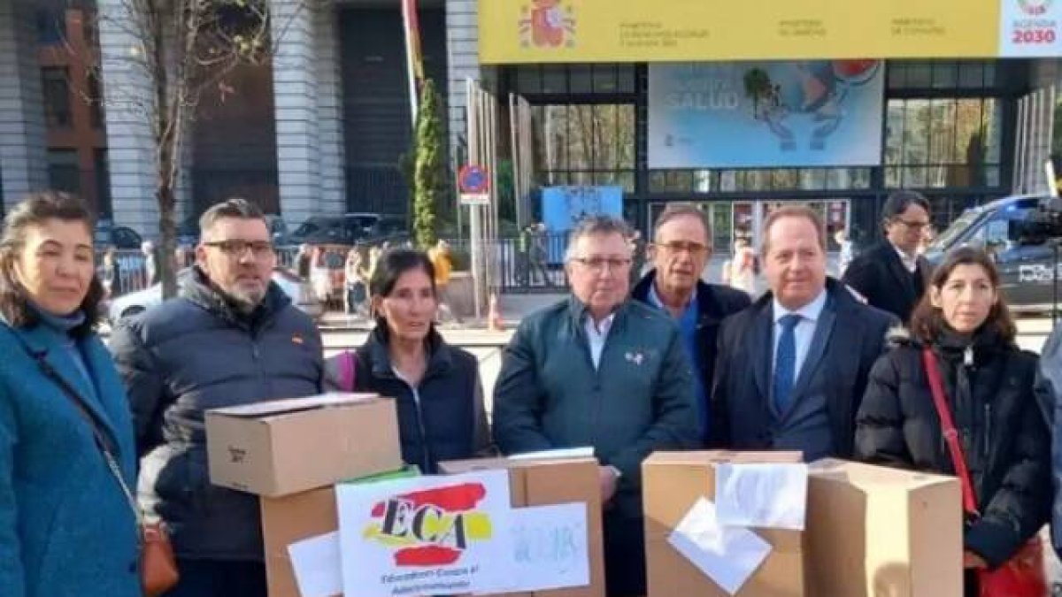 Una de las entregas de firmas contra la Ley de Familias de Podemos... se recogieron más de 72.000