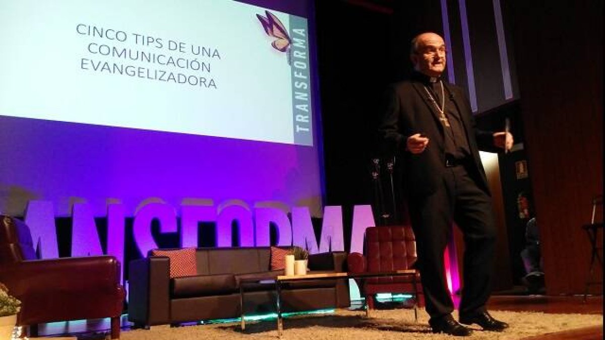 El obispo Munilla ofrece a evangelizadores en Alicante 5 ideas para estar en redes sociales