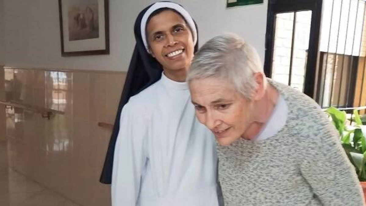 La señora Janice, encontrada en la calle con Alzheimer, y la hermana Lizy María