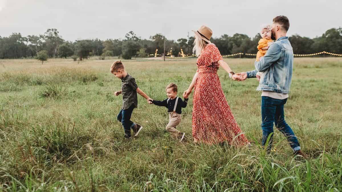 Los estudios que consideran irrelevante ser criado por padre y madre o por una pareja homosexual introducen numerosos sesgos, sostiene Mark Regnerus. Foto: Jessica Rockowitz / Unsplash.