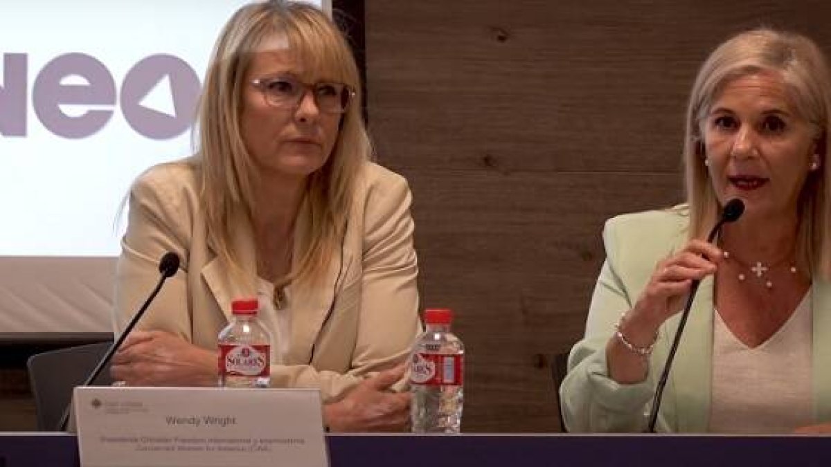 Ana del Pino, de Neos, presenta a Wendy Wright en el seminario sobre la experiencia provida en EEUU