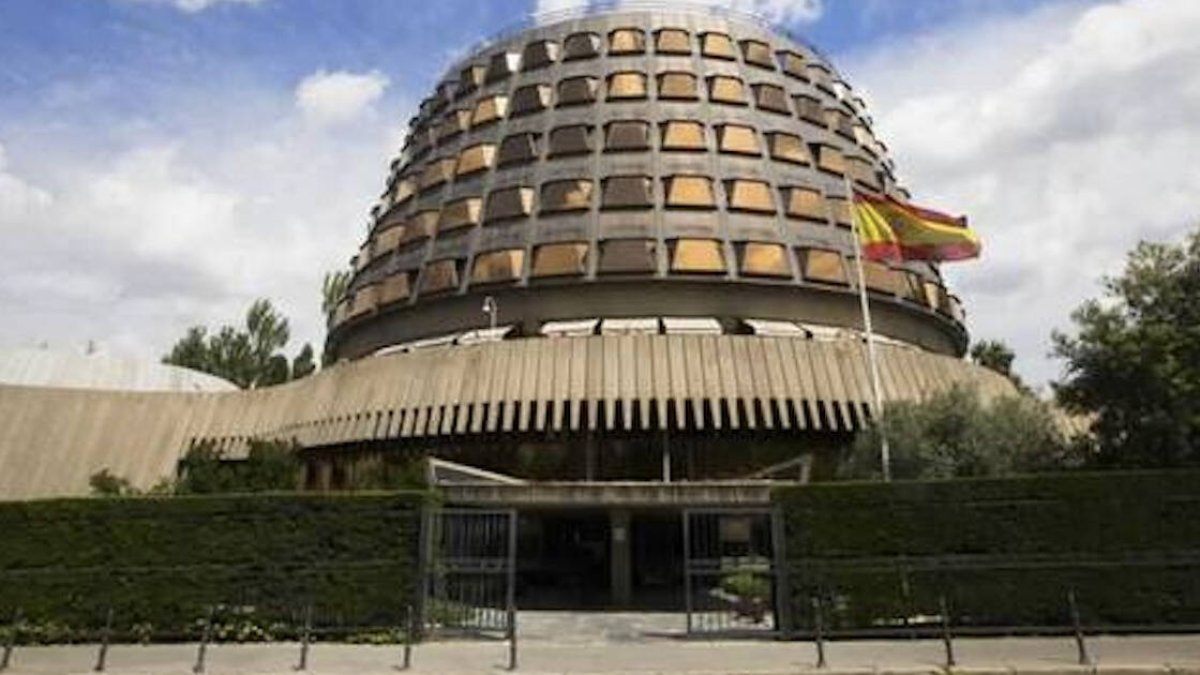 El Tribunal Constitucional, el de las nuevas mayorías de izquierda, obliga a indemnizar a una mujer que fue derivada a Madrid para que se le practicara un aborto.
