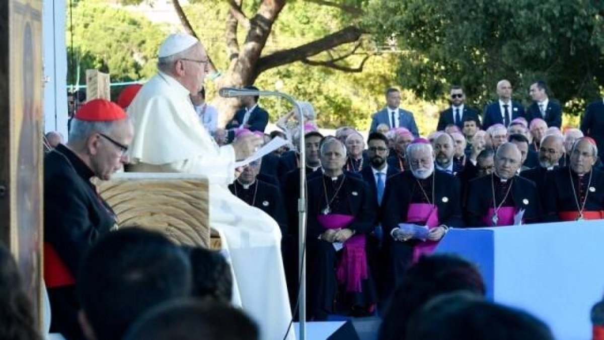 Francisco acompañó esteviernes al rezo del Vía Crucis a 800.000 jóvenes en la Colina del Encuentro, en el Parque Eduardo VII de Lisboa.