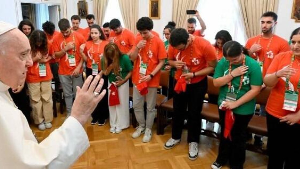 El Papa en Lisboa bendice a los jóvenes llegados de Turquía, minoría entre las minorías cristianas de Oriente