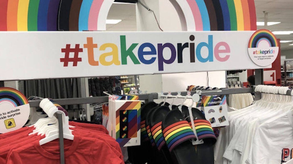 Con motivo de las fiestas del orgullo gay que tienen lugar estos días, no es difícil ver la bandera arcoíris decorando los logotipos de muchas marcas. Algo que no está gustando nada a los propios consumidores.