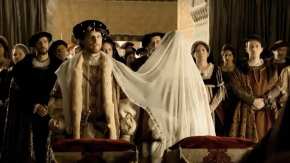 El estudioso asegura que este desarrollo social lo provocó la Iglesia al interferir en los sistemas familiares de los occidentales a principios de la Edad Media (foto: teleserie Carlo Rey Emperador).