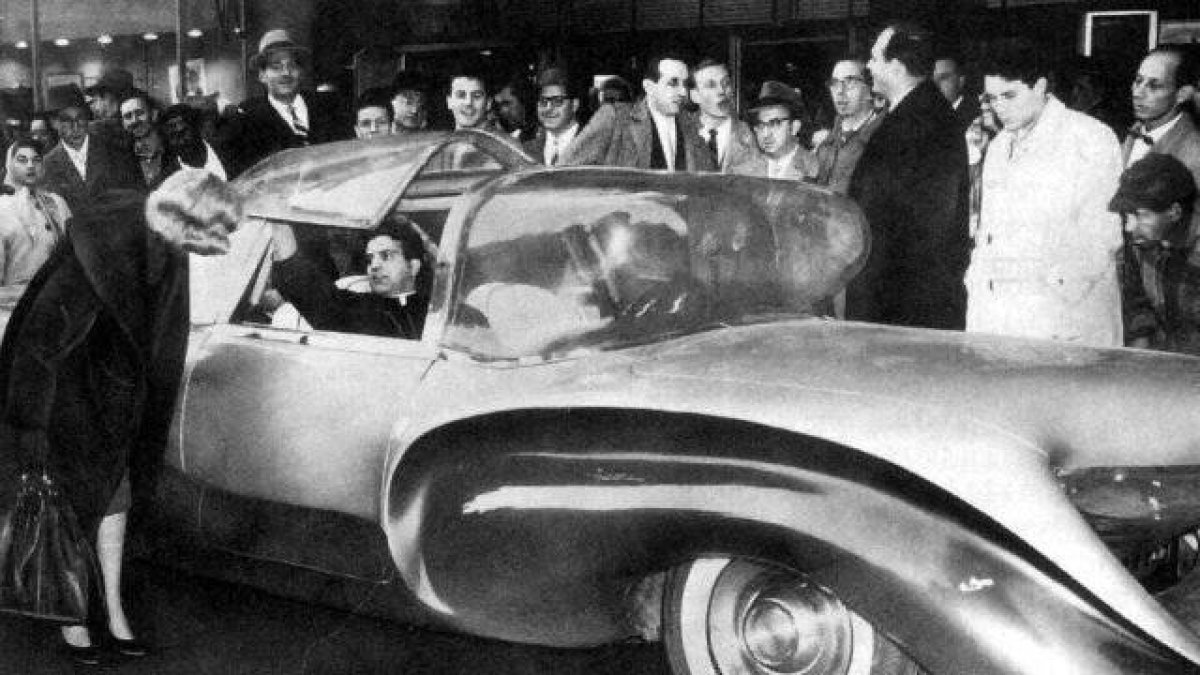 Alfred A. Juliano, en el comienzo de la gira de presentación de su coche, el 