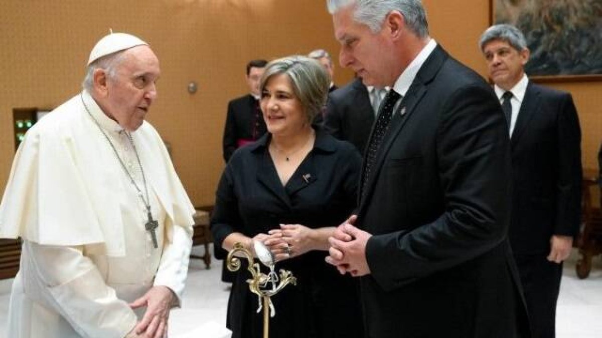 El Papa Francisco recibe al presidente y dirigente comunista cubano Díaz-Canel y su esposa