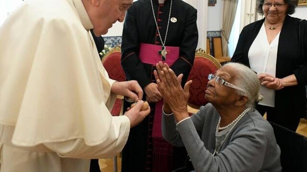 La señora Brito Mendonça, de 106 años, con el Papa en la Nunciatura de Lisboa