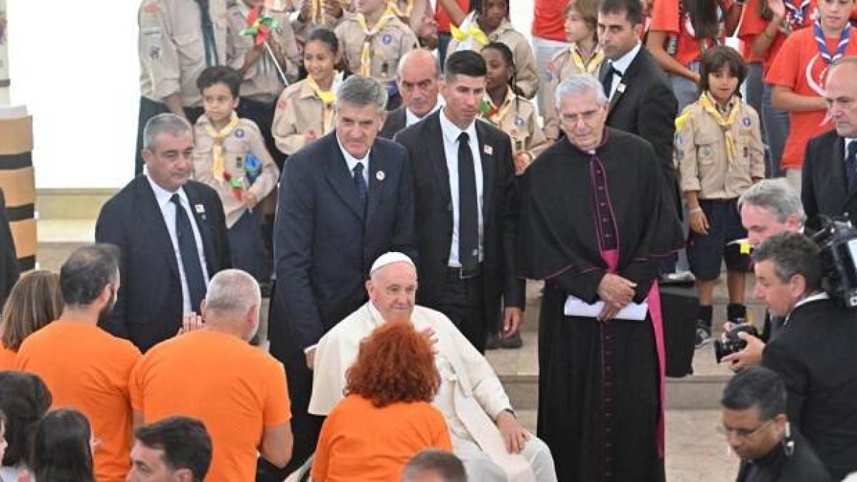 Francisco saluda a los fieles y trabajadores del centro Social de Serafina, y la parroquia de San Vicente Paul