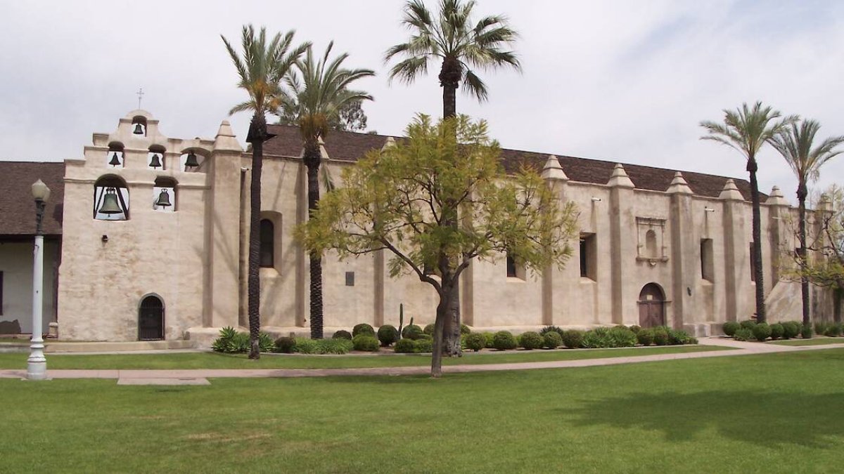 La misión angelina fue fundada en 1771 por San Junípero Serra y sus hermanos franciscanos, y fue construida por y para los indígenas Tongva. La ceremonia de inauguración contó con cantos y oraciones en la lengua nativa de este pueblo.