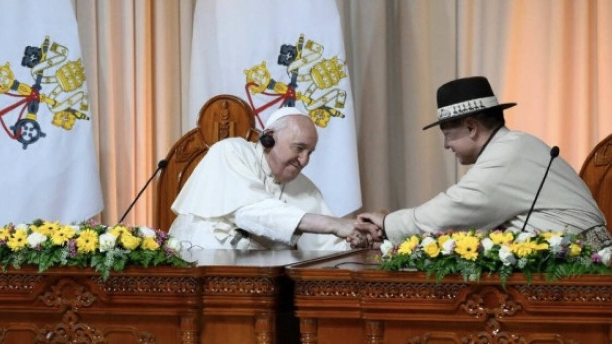 El Pontífice entregó un regalo a los mandatarios mongoles en forma de reproducción de la respuesta a la carta que, hace 777 años, entregó fray Juan de Pino Carpini, enviado papal, al tercer emperador mogol de parte del Papa Inocencio IV.