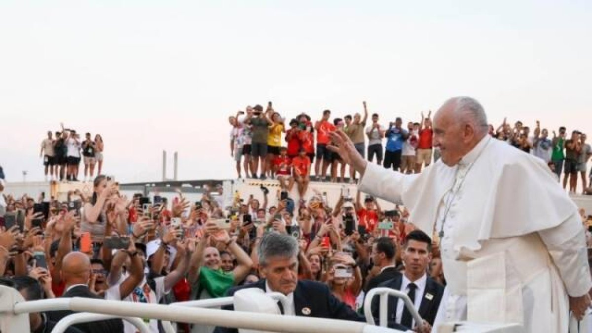 Un millón y medio de personas adoraron al Santísimo acompañados por el Papa Francisco, tras su llamado a transmitir 