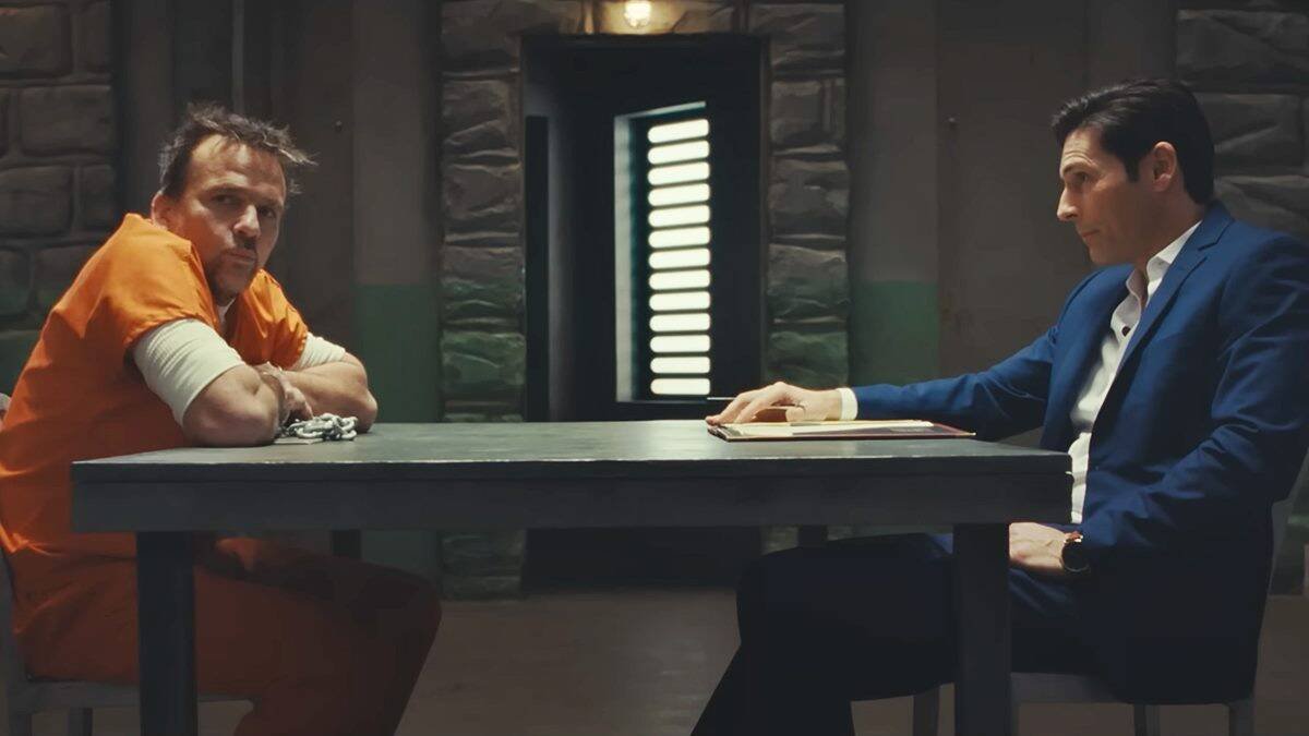 El doctor James Martin (Jordan Belfi, a la derecha) y el recluso por asesinato Edward Wayne Brady (Sean Patrick Flanery), en su teológico duelo dialéctico.