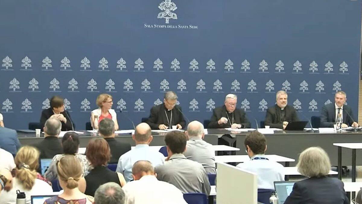 Un momento de la presentación este martes del 'Instrumentum laboris' del Sínodo de la Sinodalidad por parte de su relator general, el cardenal Jean-Claude Hollerich, y del cardenal Mario Grech, secretario general de la Secretaría General del Sínodo.