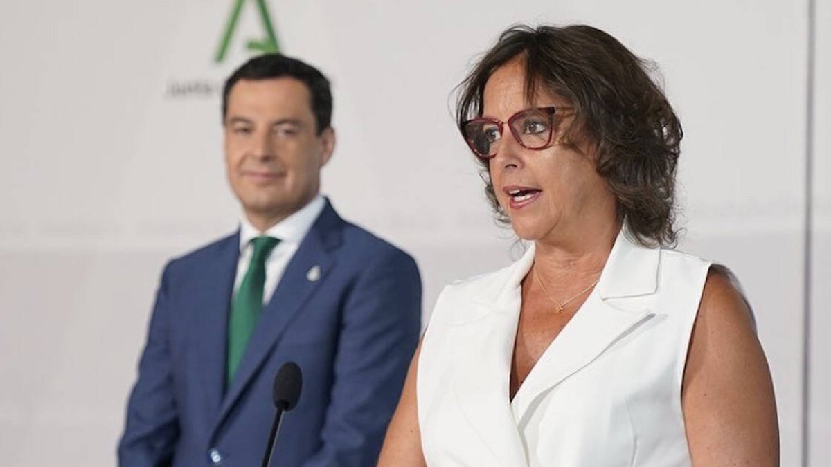 Jaén es la única provincia de España en la que actualmente las mujeres que quieren abortar tienen que desplazarse a otra (fotografía: presidente de la Junta y la consejera de Sanidad).