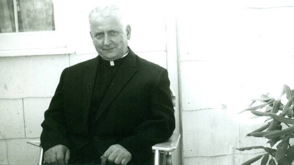 El jesuita Walter Ciszek en una foto ya mayor de vuelta a EEUU... pasó muchos años de prisión, gulag y sacerdocio clandestino en la URSS