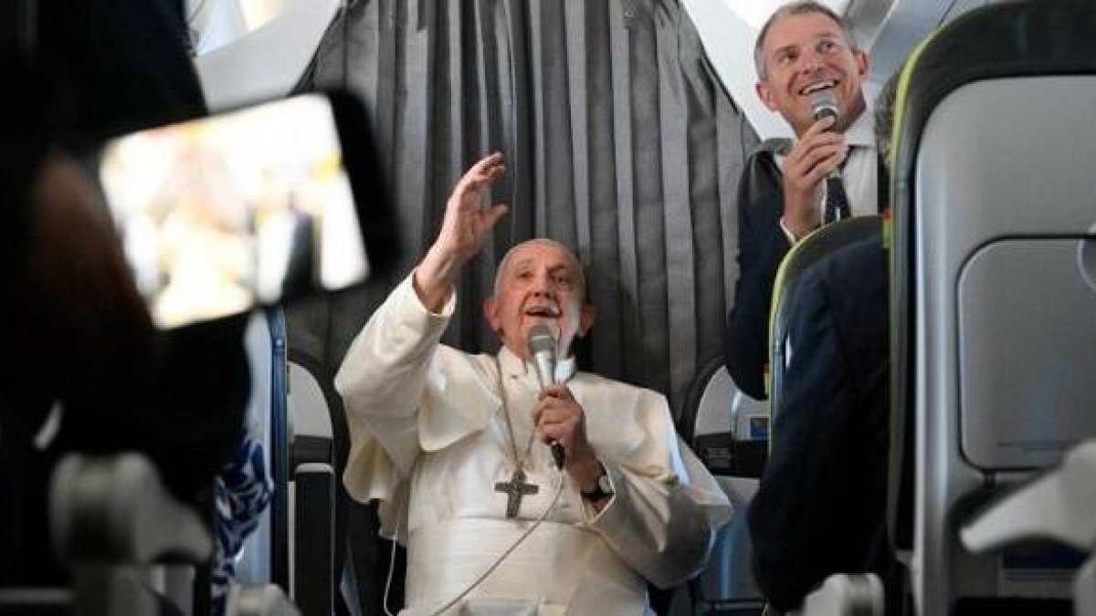Se notó que el Papa estaba contento en su viaje de vuelta en avión de la JMJ de Lisboa 2023