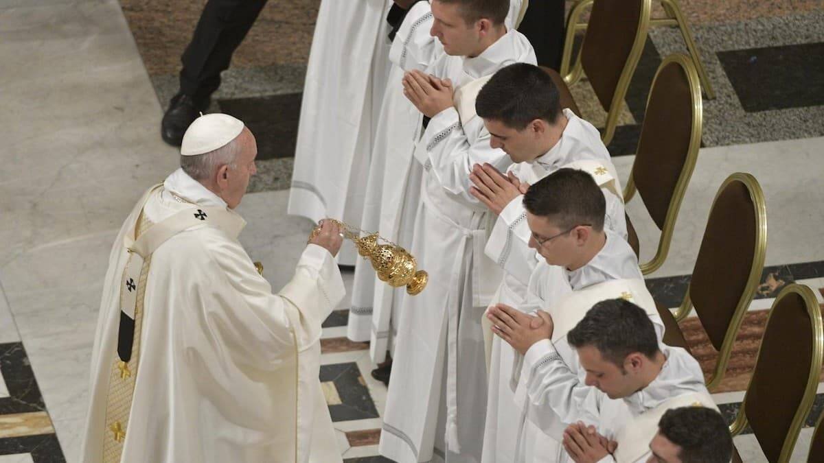 Francisco inciensa a los nuevos sacerdotes durante una ordenación en la basílica de San Pedro en 2019.