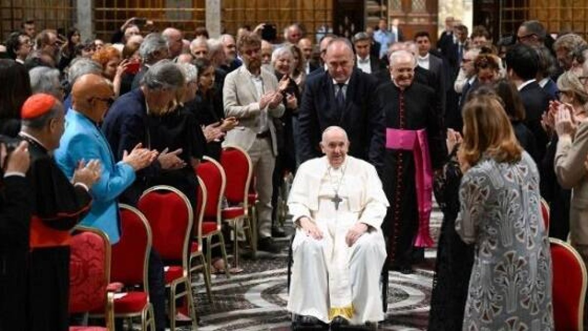 Francisco llega en silla de ruedas al encuentro con artistas en la Capilla Sixtina