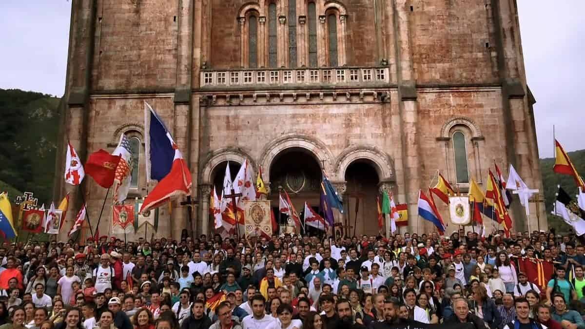 Los peregrinos de Nuestra Señora de la Cristiandad, a su llegada a Covadonga.