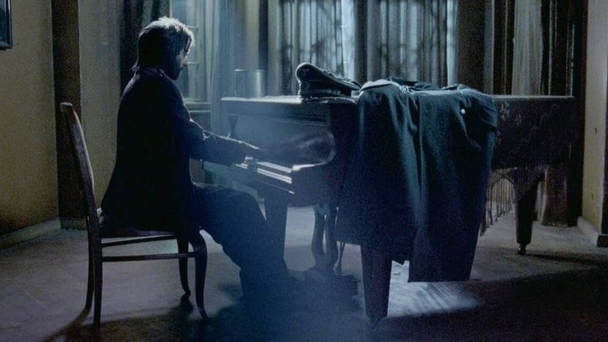 La célebre escena de 'El pianista' en la que Wladyslaw Szpilman (interpretado por Adrien Brody) toca a Chopin ante Hosenfeld para demostrar la verdad de su profesión.