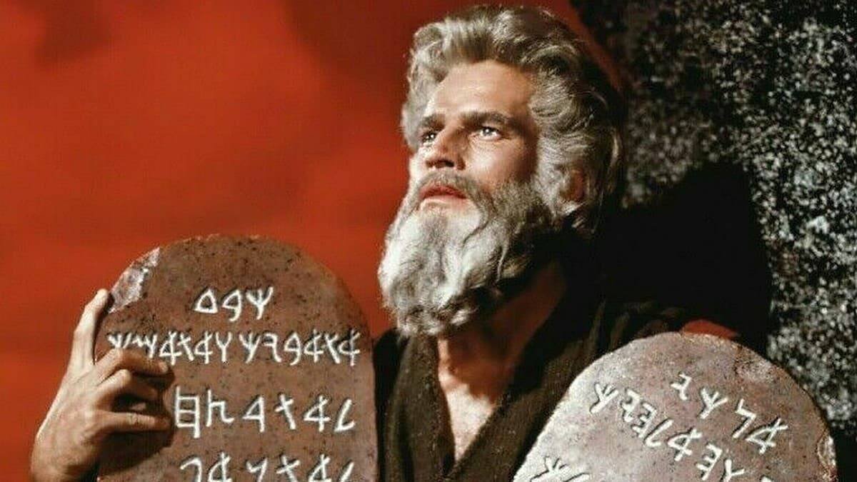 Moisés (Charlton Heston) con las Tablas de la Ley en 'Los Diez Mandamientos' (1956) de Cecil B. DeMille.