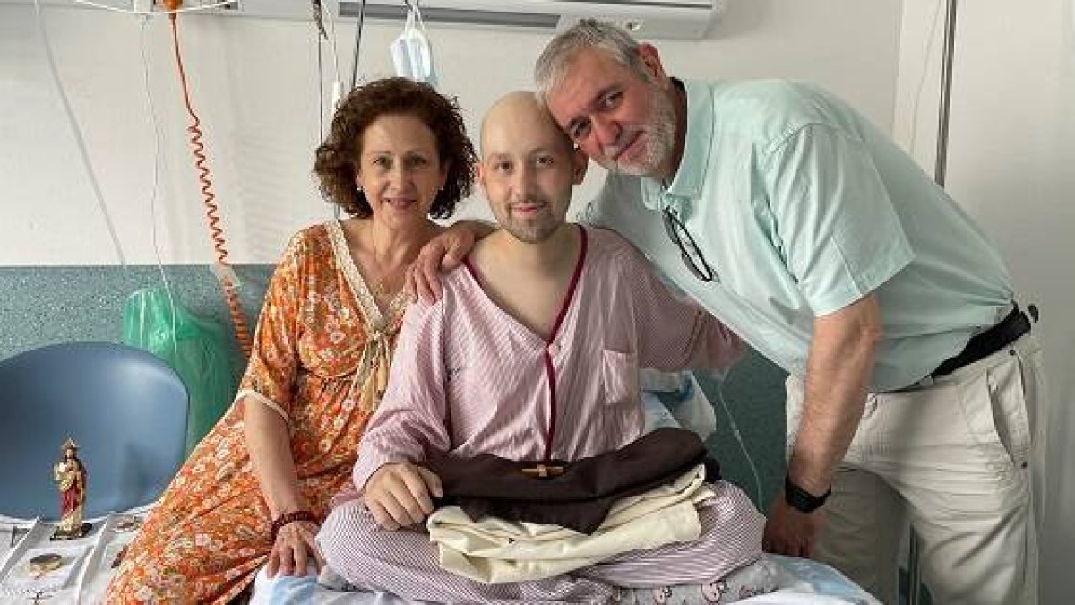 Los padres de Pablo Alonso, de 21 años, lo acompañan en su entrada como novicio carmelita en el hospital