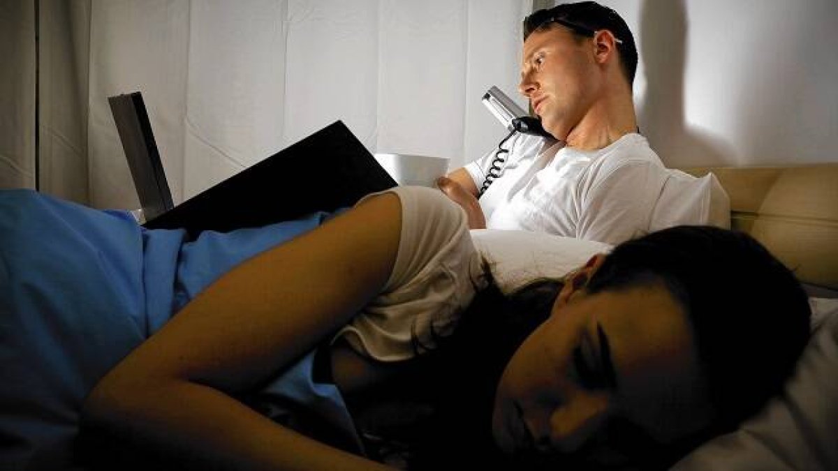 El trabajoadicto se lleva el trabajo a la casa, a la cama, a las horas dedicadas a dormir o a la familia
