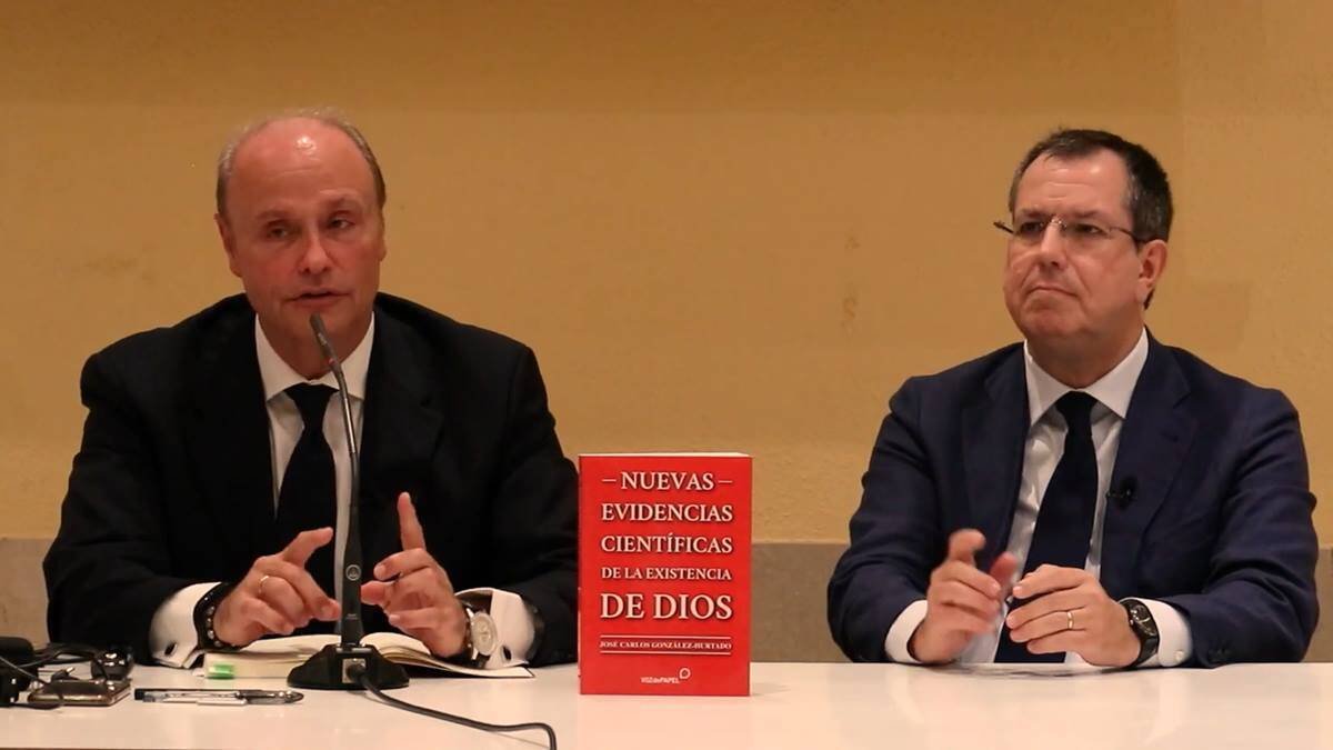 Un momento de la presentación de 'Nuevas evidencias científicas de la existencia de Dios'. A la izquierda de la foto, el autor, José Carlos González-Hurtado, acompañado por el editor, Álex Rosal.