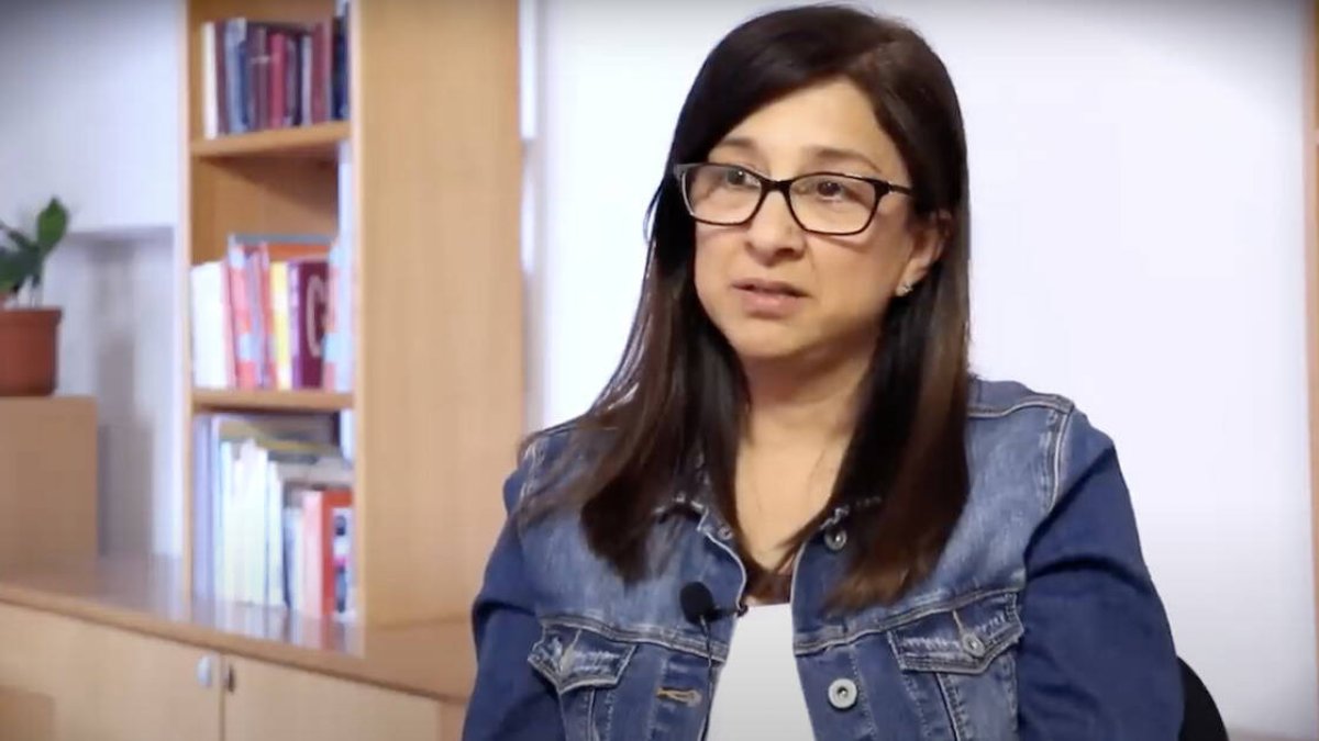 Los padres de Mariana Caminos eran exiliados políticos argentinos que vivían en Ibiza (España). En la isla, la joven pasaría del ateísmo más fuerte... al encuentro personal con