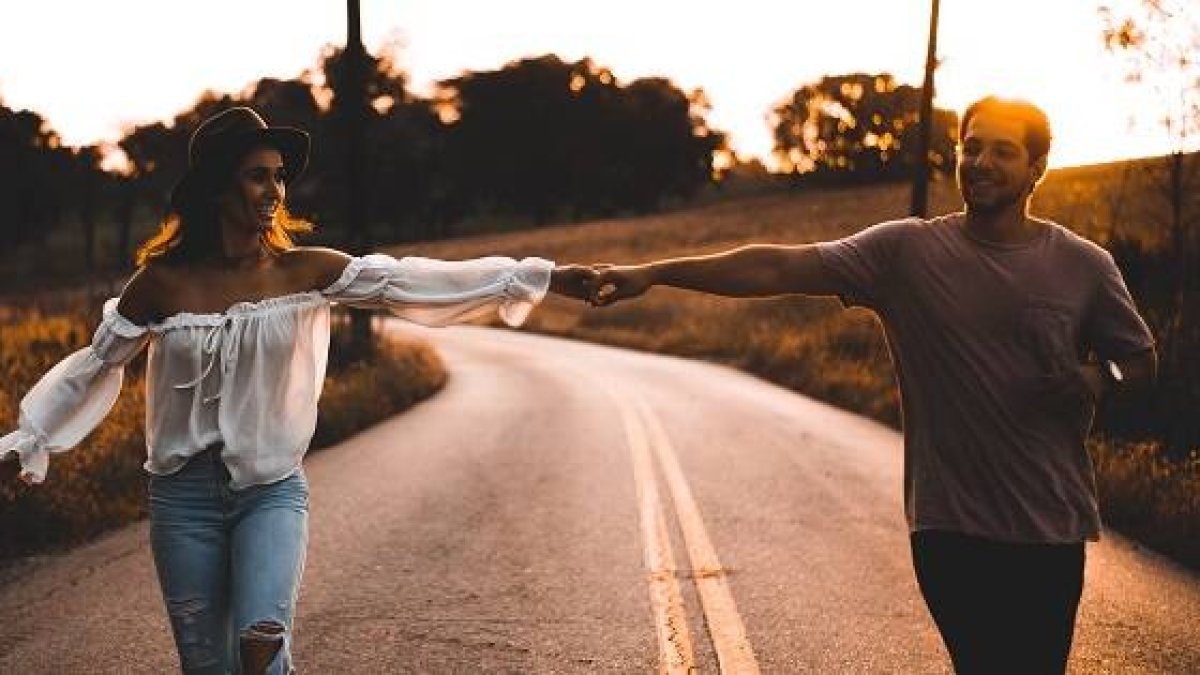 De felices recién casados a padres cansados, irritables... - foto de Devon Divine para Unsplash