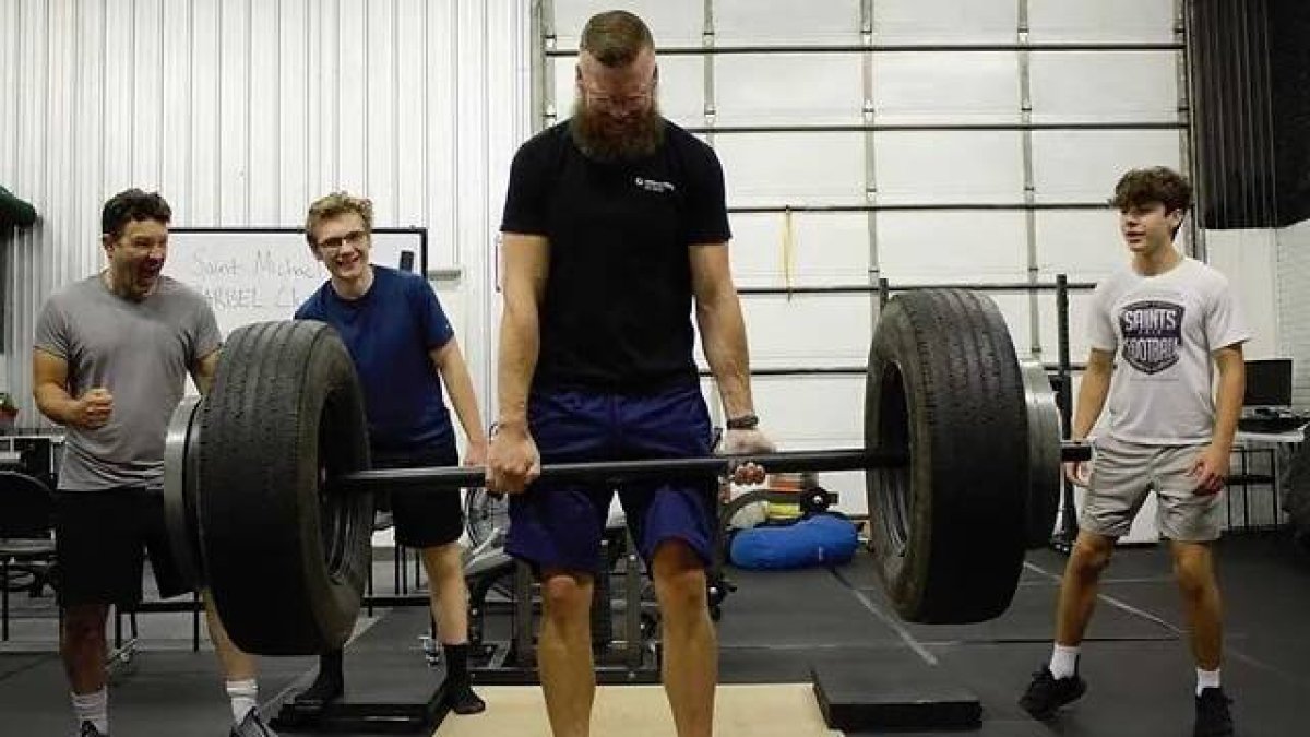 Joe Enabnit es el fundador y propietario del St. Michael Barbell Club, uno de los pocos gimnasios católicos de los que se tienen constancia y que ha dedicado su vida a revertir la tendencia de católicos que renuncian a estos centros por sus peligros.
