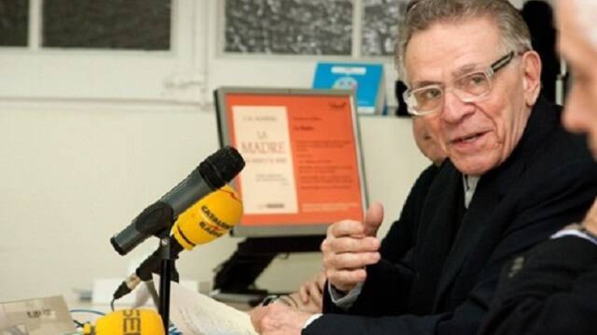 Josep Maria Alimbau, incansable periodista, escritor y sacerdote, en la SER o en prensa escrita, siempre animando a vivir mejor la vida