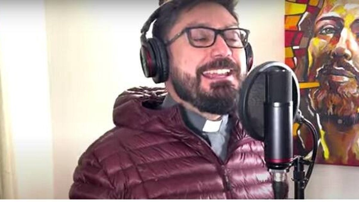 Un sacerdote canta y graba parte del Himno de los Influencers Católicos en la JMJ de Lisboa