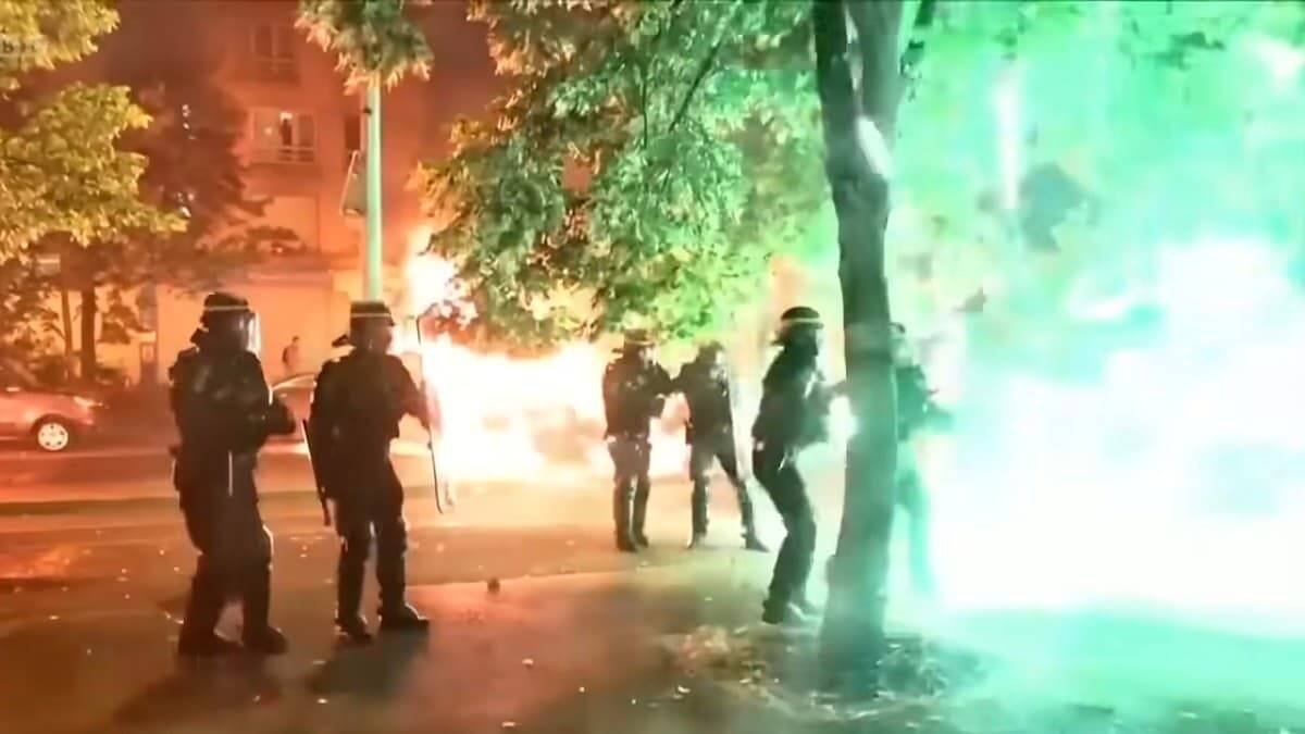 La policía francesa, atacada durante los disturbios en Francia del mes de julio, que obligaron a movilizar también a tropas militares.