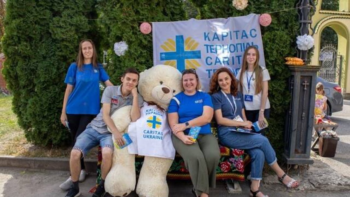Voluntarios de Cáritas y la parroquia de San Basilio en el nuevo centro infantil en Ternopil