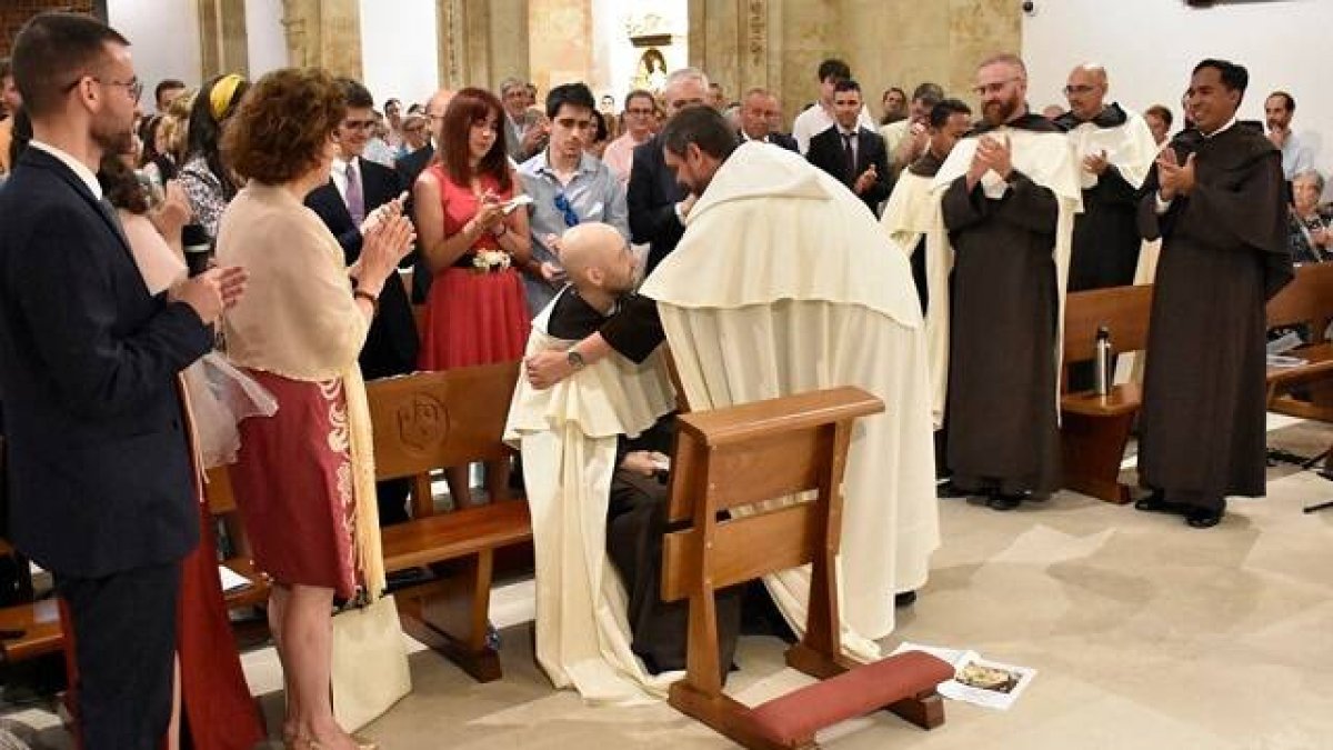 Pablo María de la Cruz, de 21 años, revestido en su profesión como carmelita