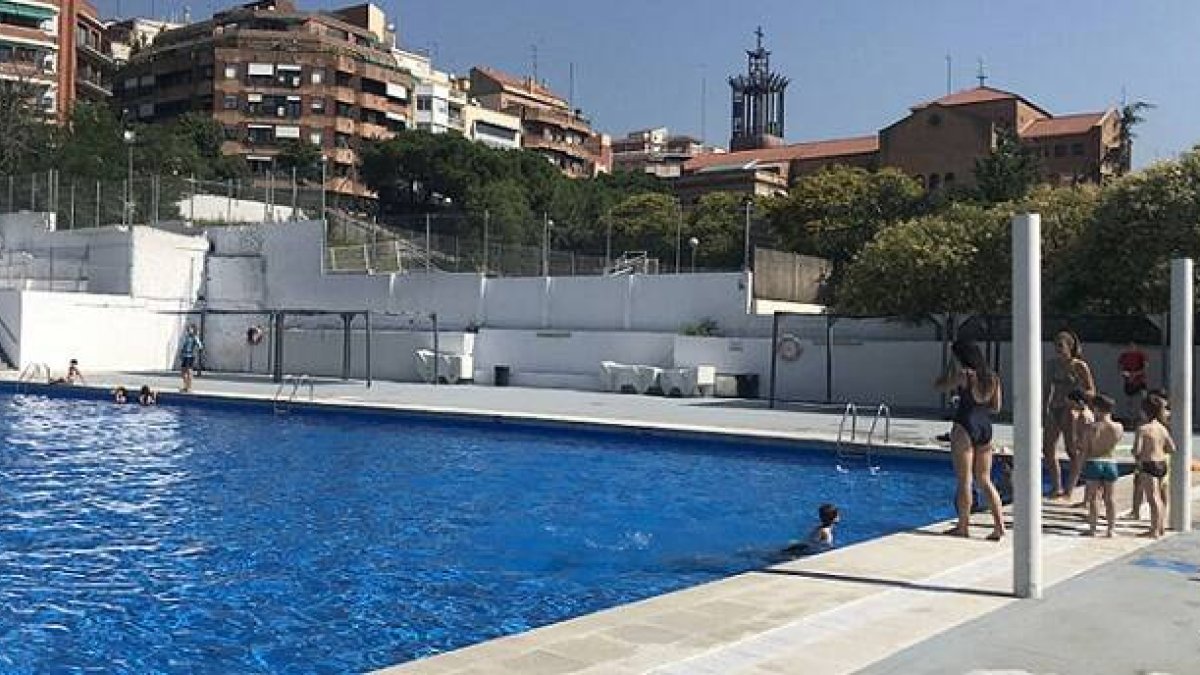 Piscinas del Martinenc en el barrio de Guinardó, Barcelona, con la parroquia Virgen de Montserrat de fondo
