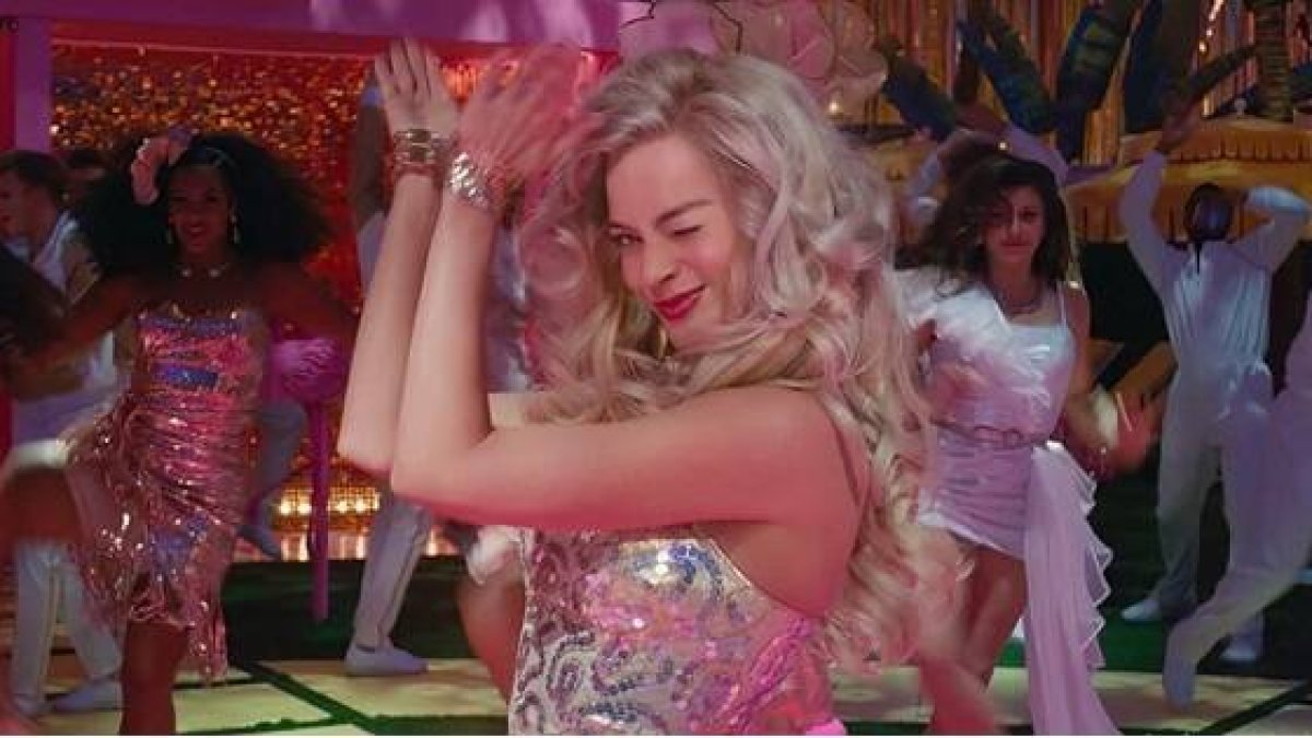 Barbie baila en un mundo de frivolidad hedonista hasta que lanza la pregunta por la muerte