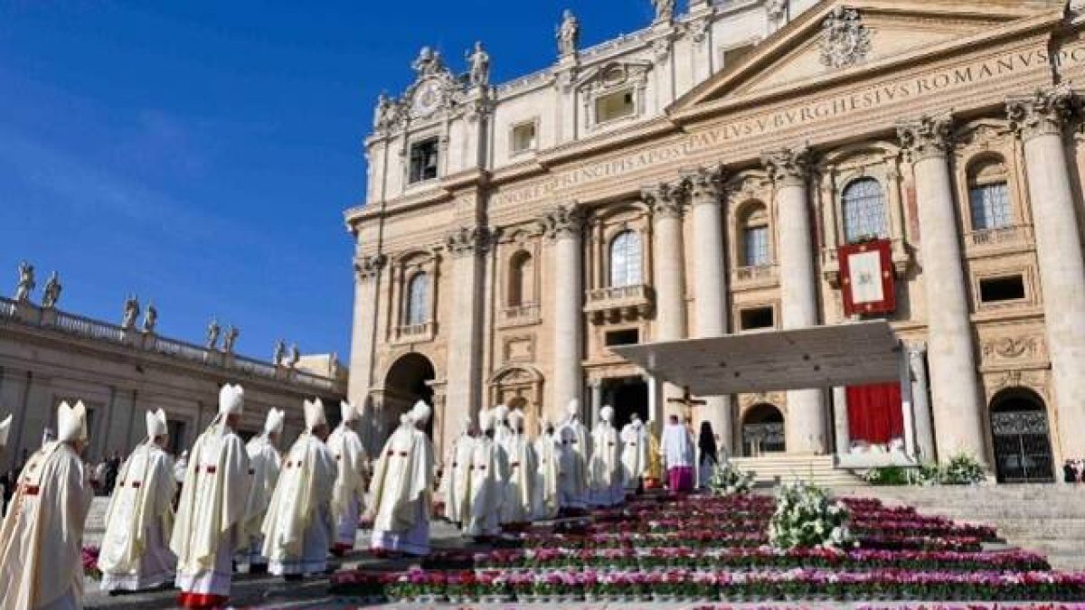 Procesión de entrada en la misa que da inicio al Sínodo de la Sinodalidad el 4 de octubre de 2023