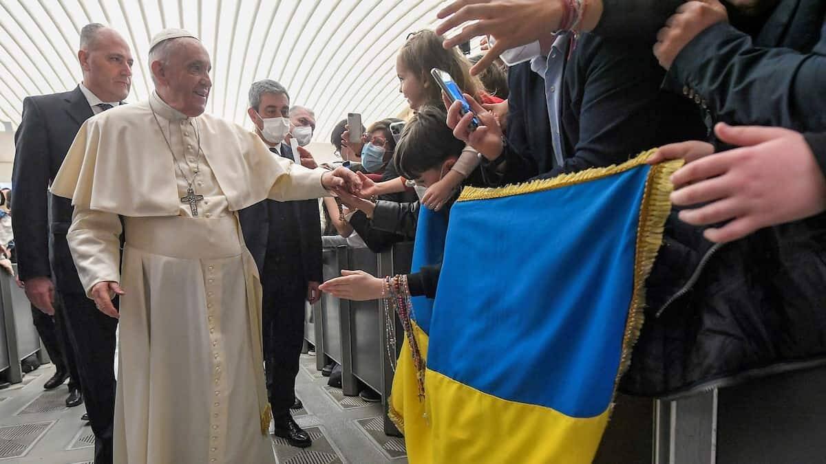 Las palabras de Francisco sobre la guerra en Ucrania han suscitado críticas de ambos bandos en alguna ocasión, pero no ha cedido al empuje de ninguno de ellos. Aunque siempre recordando los sufrimientos del pueblo ucraniano y rezando por él.