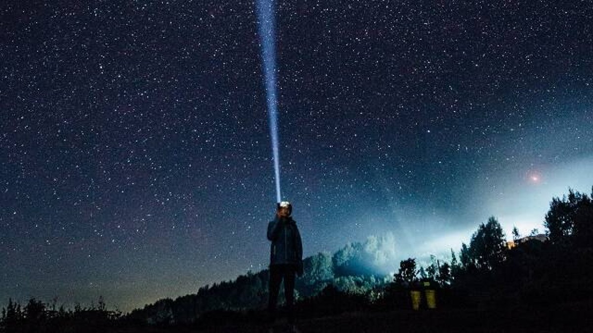 El hombre admirado ante las estrellas, símbolo que suele usar el Premio Razón Abierta - aquí es una foto de Hanson Lu para Unsplash