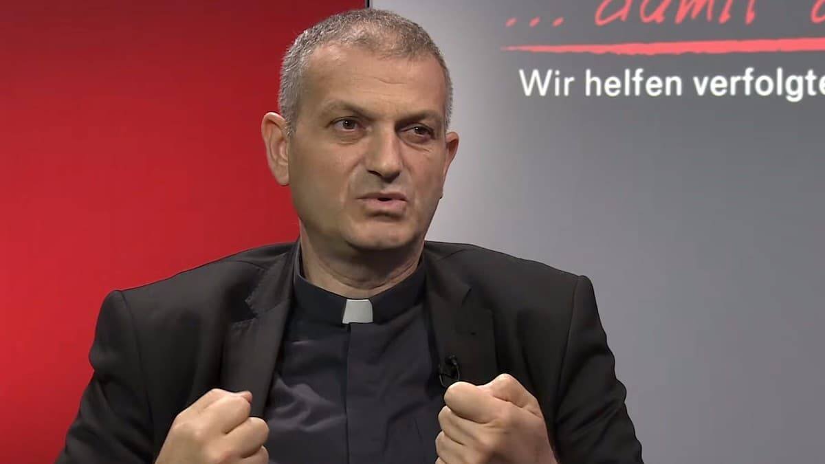 Jacques Mourad, hoy arzobispo de Homs, estuvo cinco meses secuestrado por Estado Islámico en 2015, hasta que logró escapar. Foto: captura entrevista Ayuda a la Iglesia Necesitada.