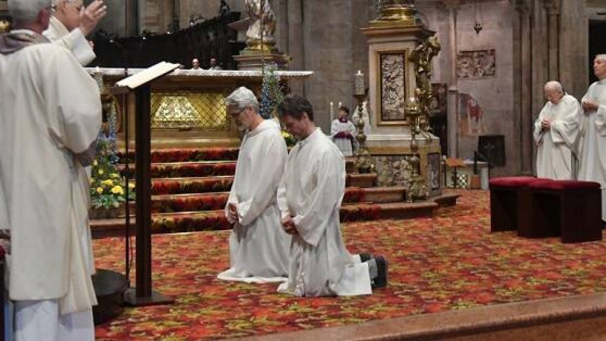 Ettore y Antonio en su ordenación como diáconos permanentes; ambos son padres de familias numerosas y de acogida